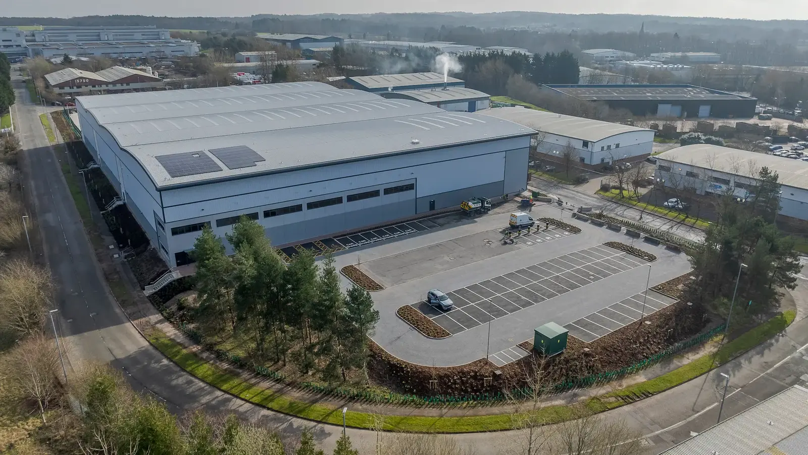 منشأة لوجستية حديثة تعتمد على تكنولوجيا متطورة