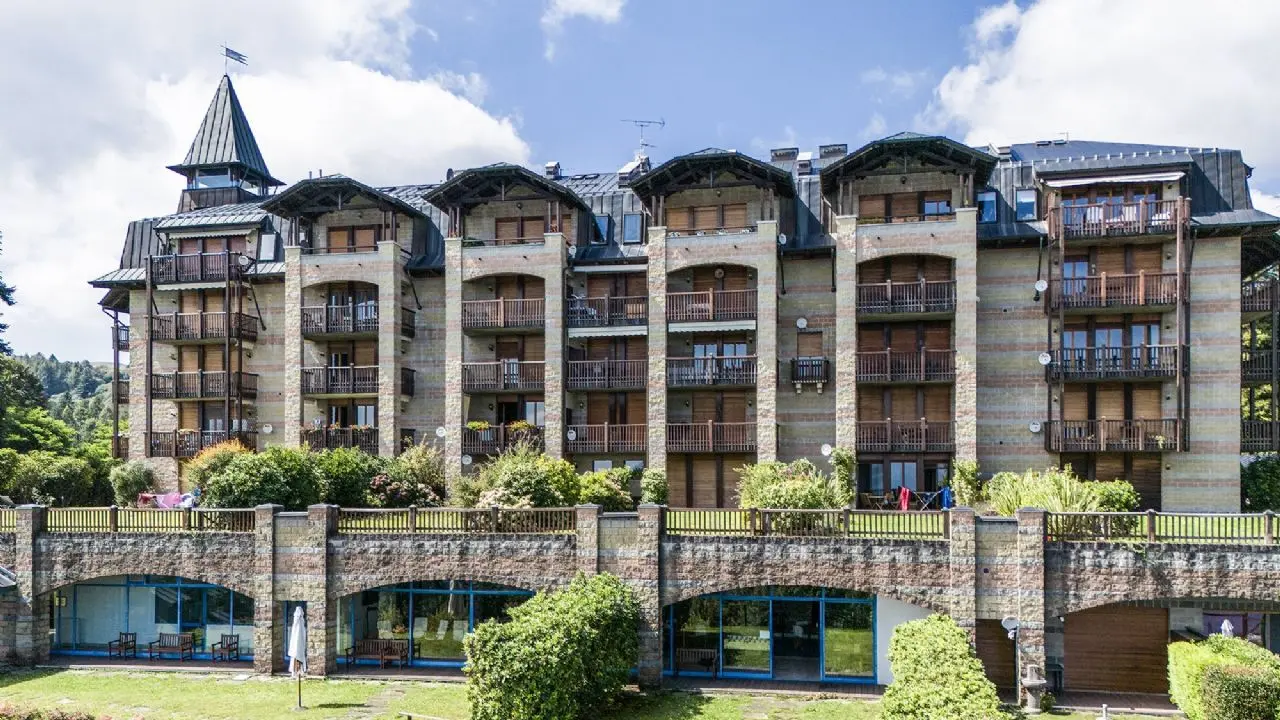 شقق واسعة بإطلالة على الحديقة مزودة بشرفات