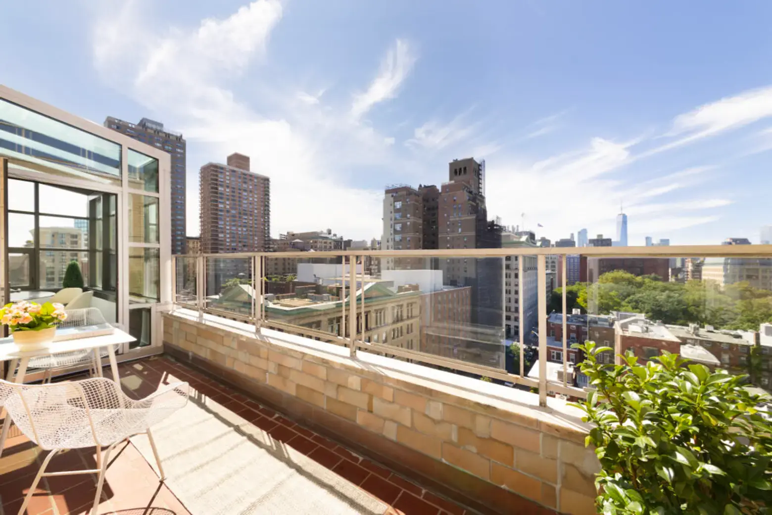 شقق واسعة بإطلالة على الحديقة مزودة بشرفات