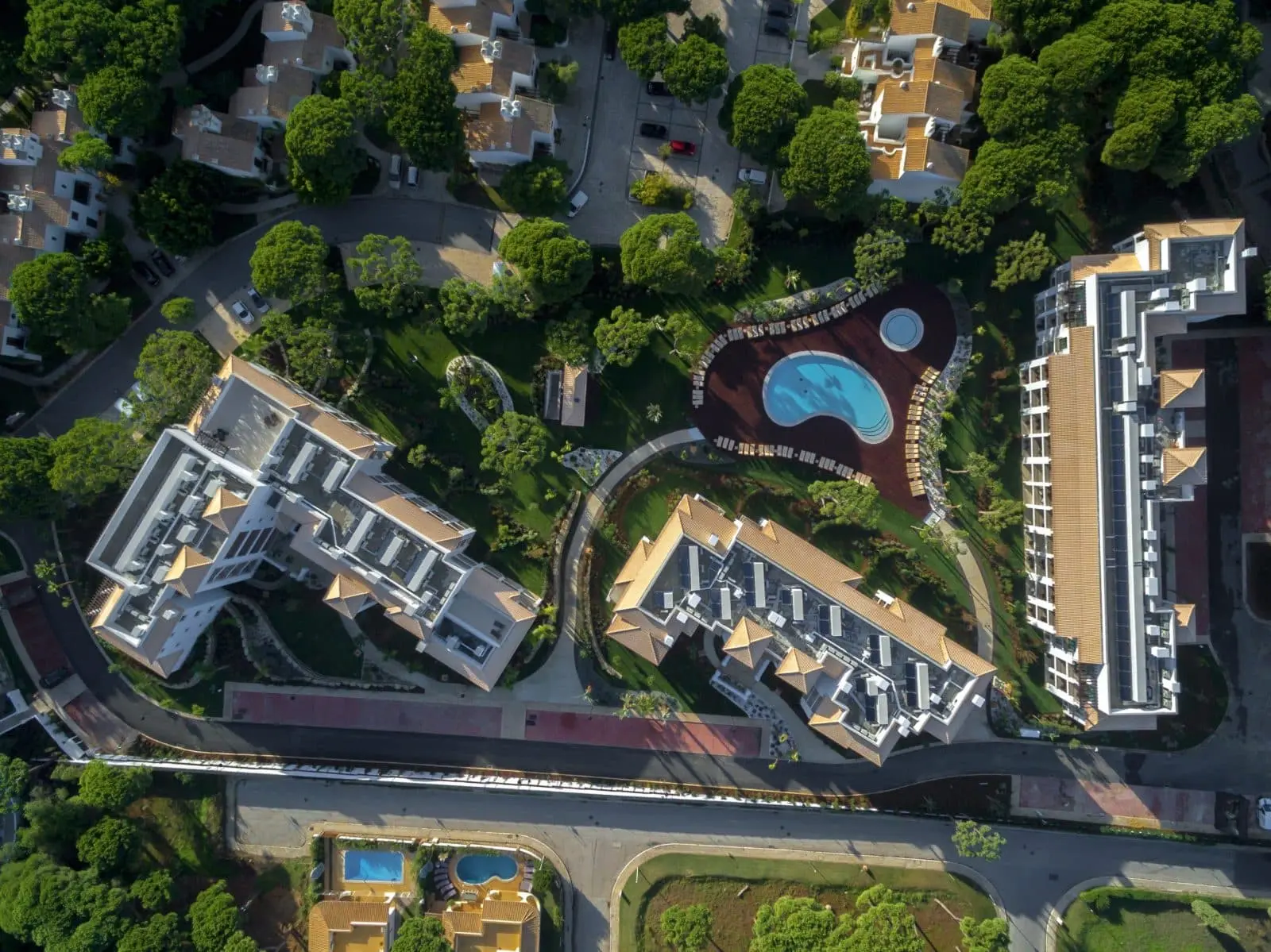 شقق واسعة بإطلالة على الحديقة مزودة بشرفات