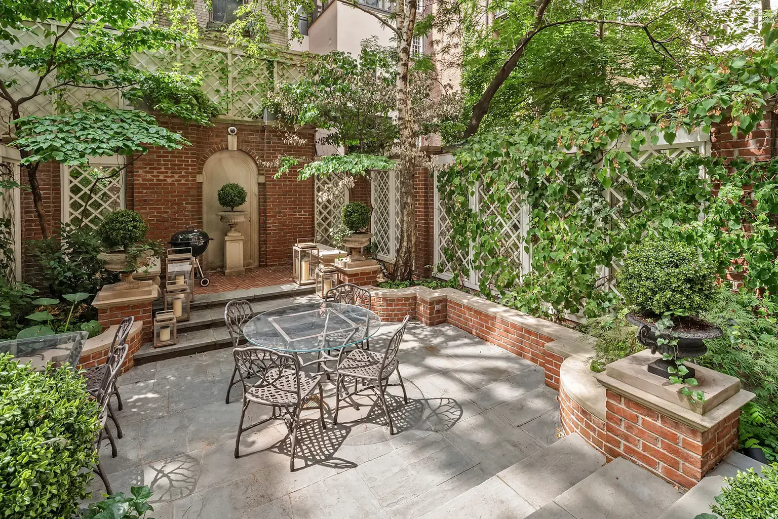 منزل عائلي ساحر مع حديقة وجراج خاص