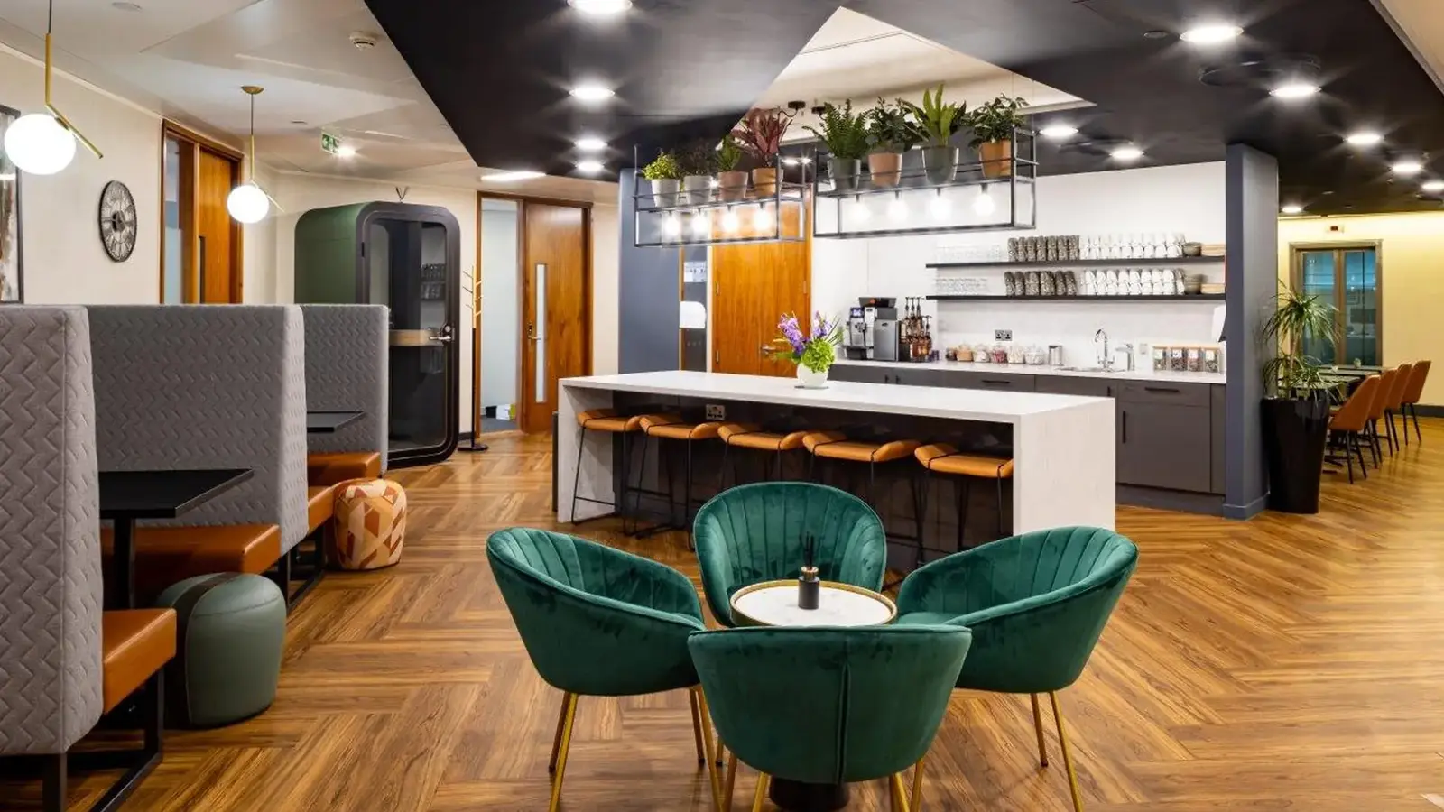 مساحة مكتب رئيسية في قلب المدينة مع مرافق حديثة