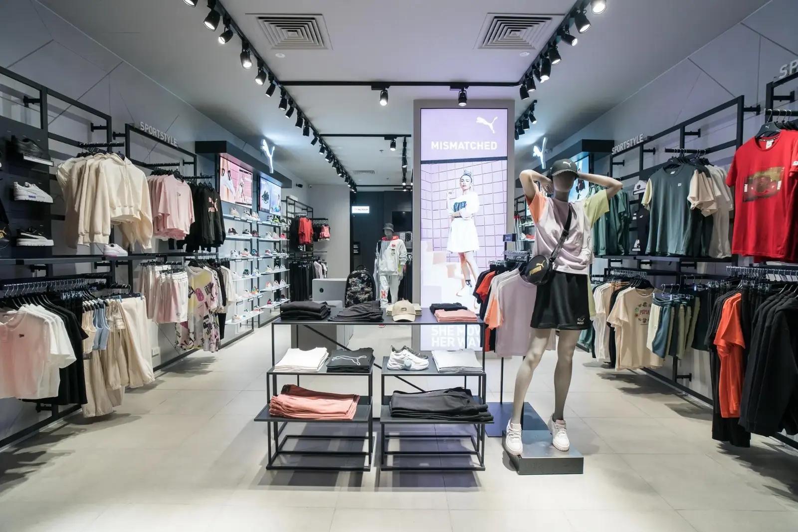 موقع تجاري رئيسي للإيجار في منطقة حيوية