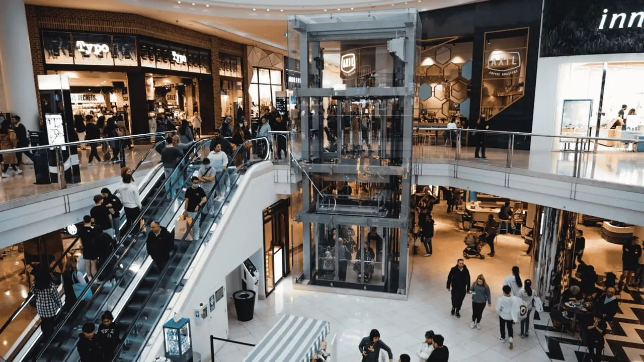 متجر في منطقة تسوق مزدحمة مع حركة مرور مرتفعة