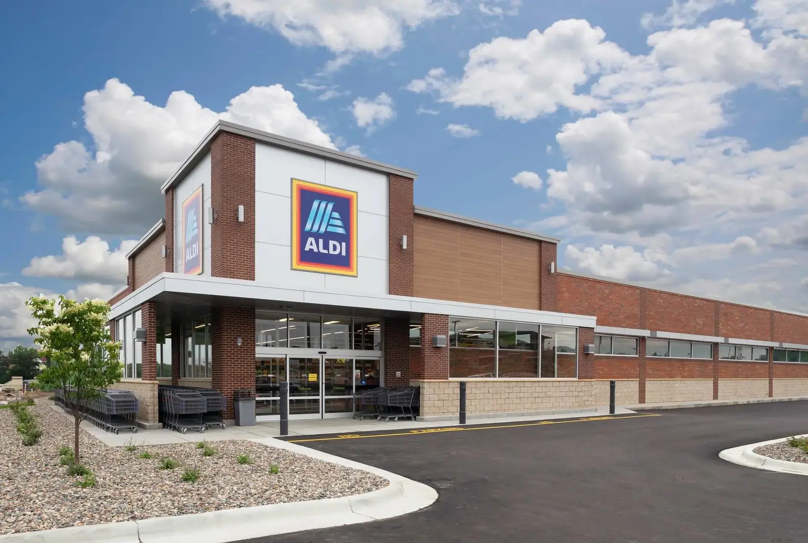 متجر مستقل كبير مع مواقف سيارات واسعة