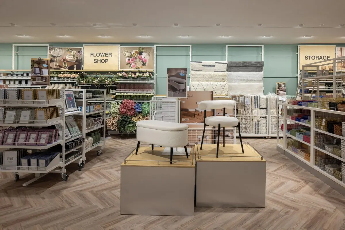 متجر مستقل كبير مع مواقف سيارات واسعة