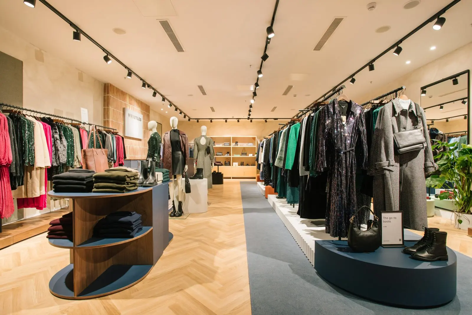 متجر مستقل كبير مع مواقف سيارات واسعة