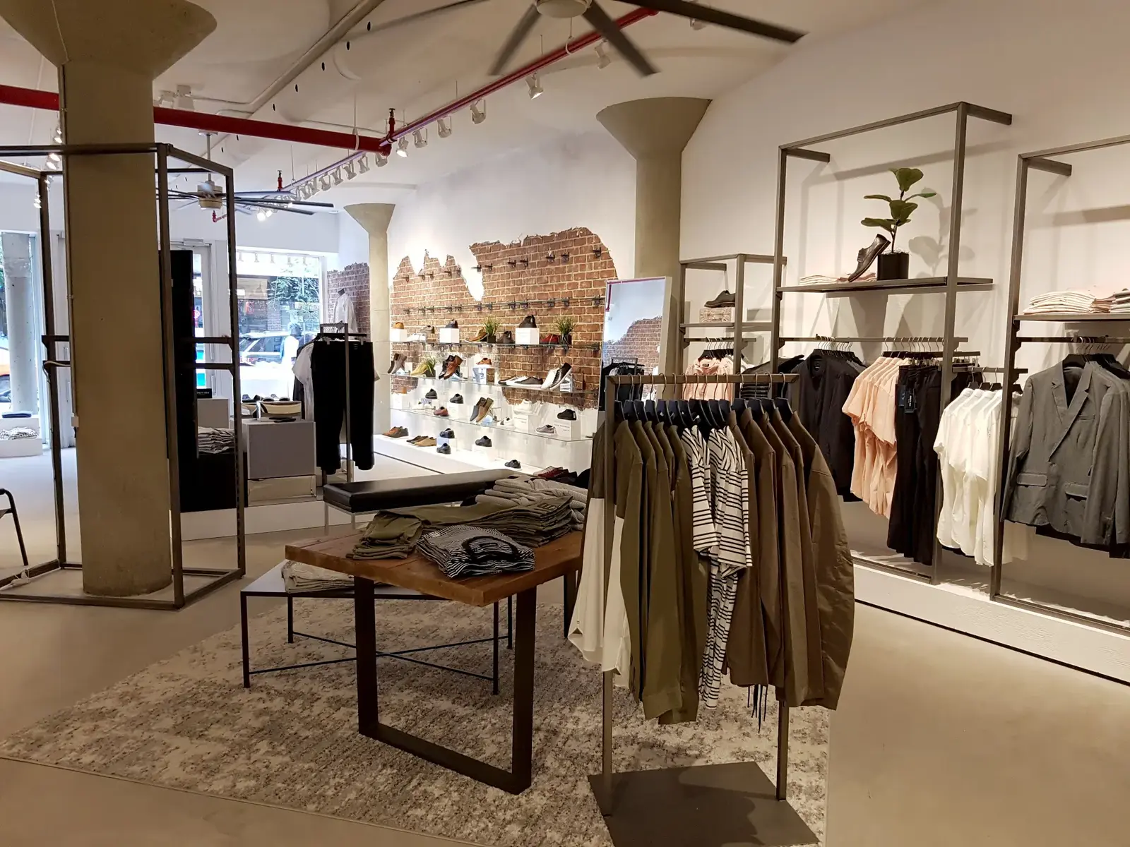 متجر مستقل كبير مع مواقف سيارات واسعة