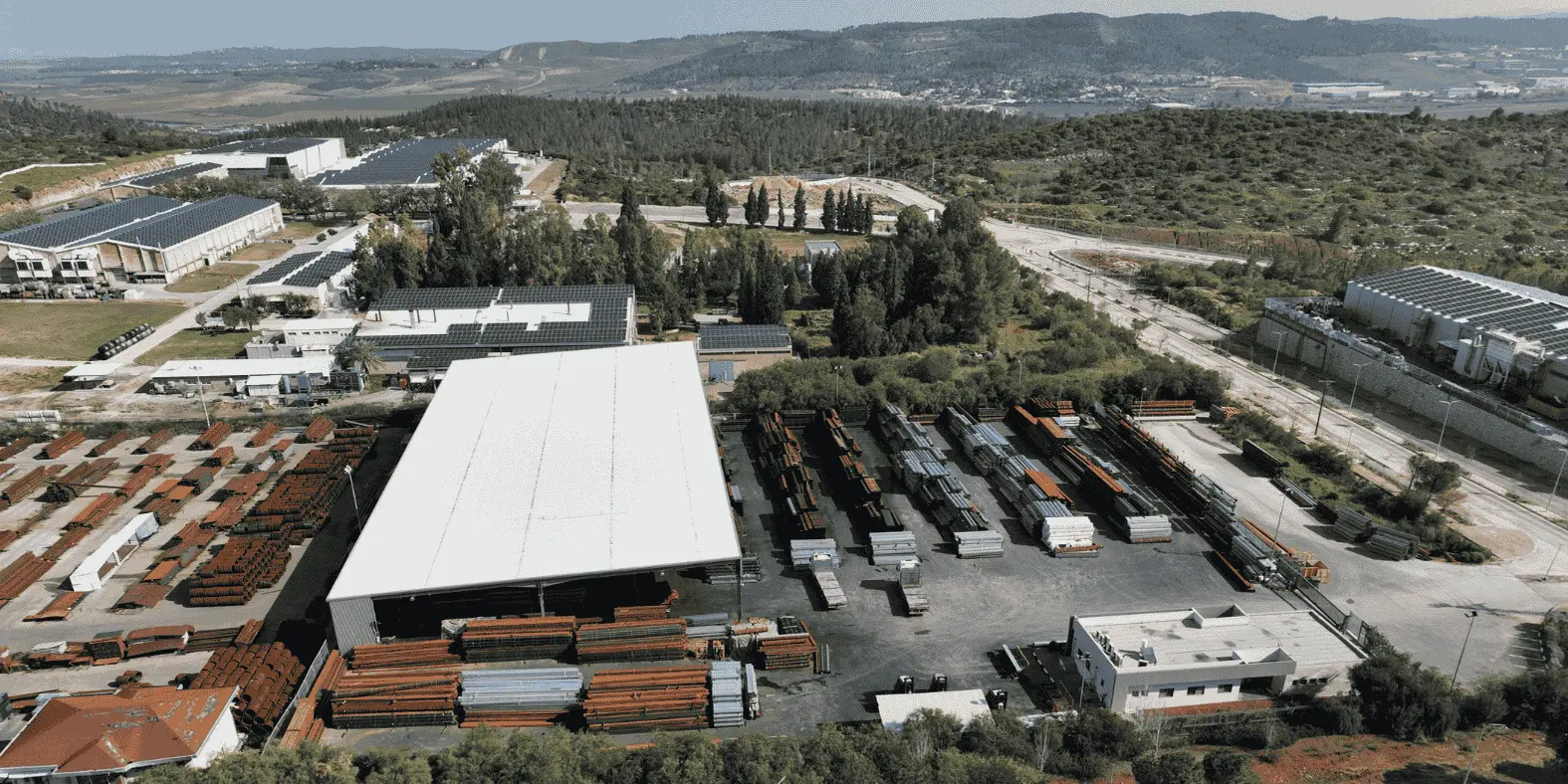 مستودع صناعي واسع للتخزين