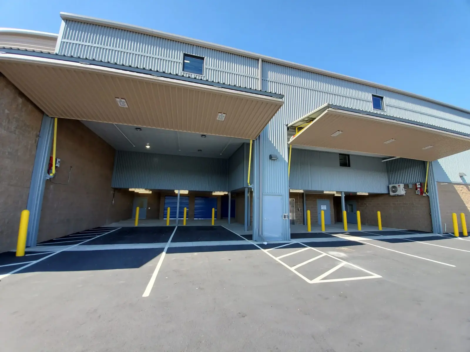 مستودع آمن مع رصيف تحميل