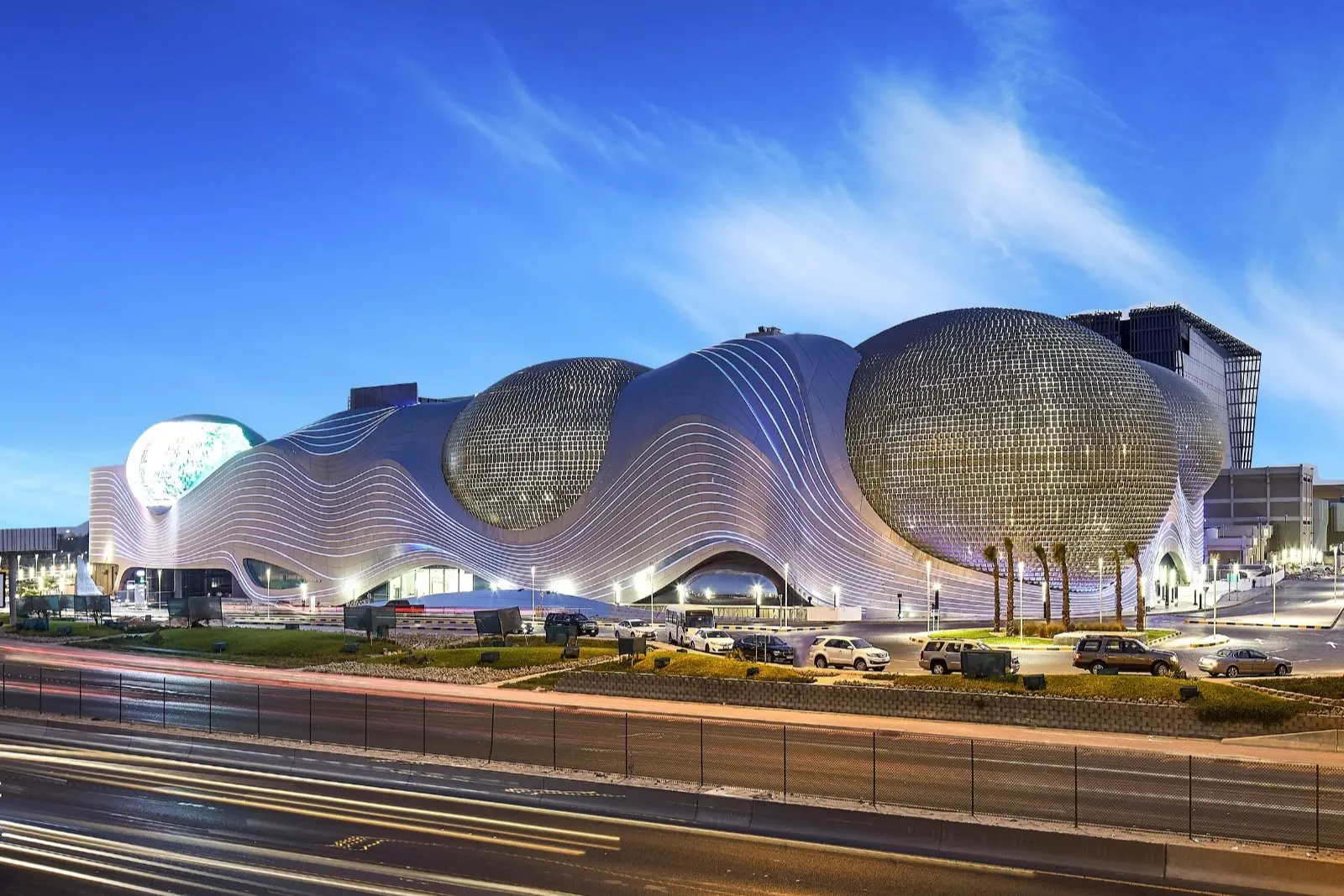 Çeşitli Perakendecilerle Açık Alışveriş Merkezi Kompleksi