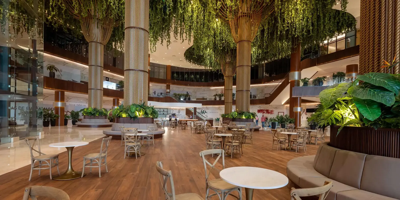 Geniş Park Alanına Sahip Şehir Merkezi Alışveriş Plazası