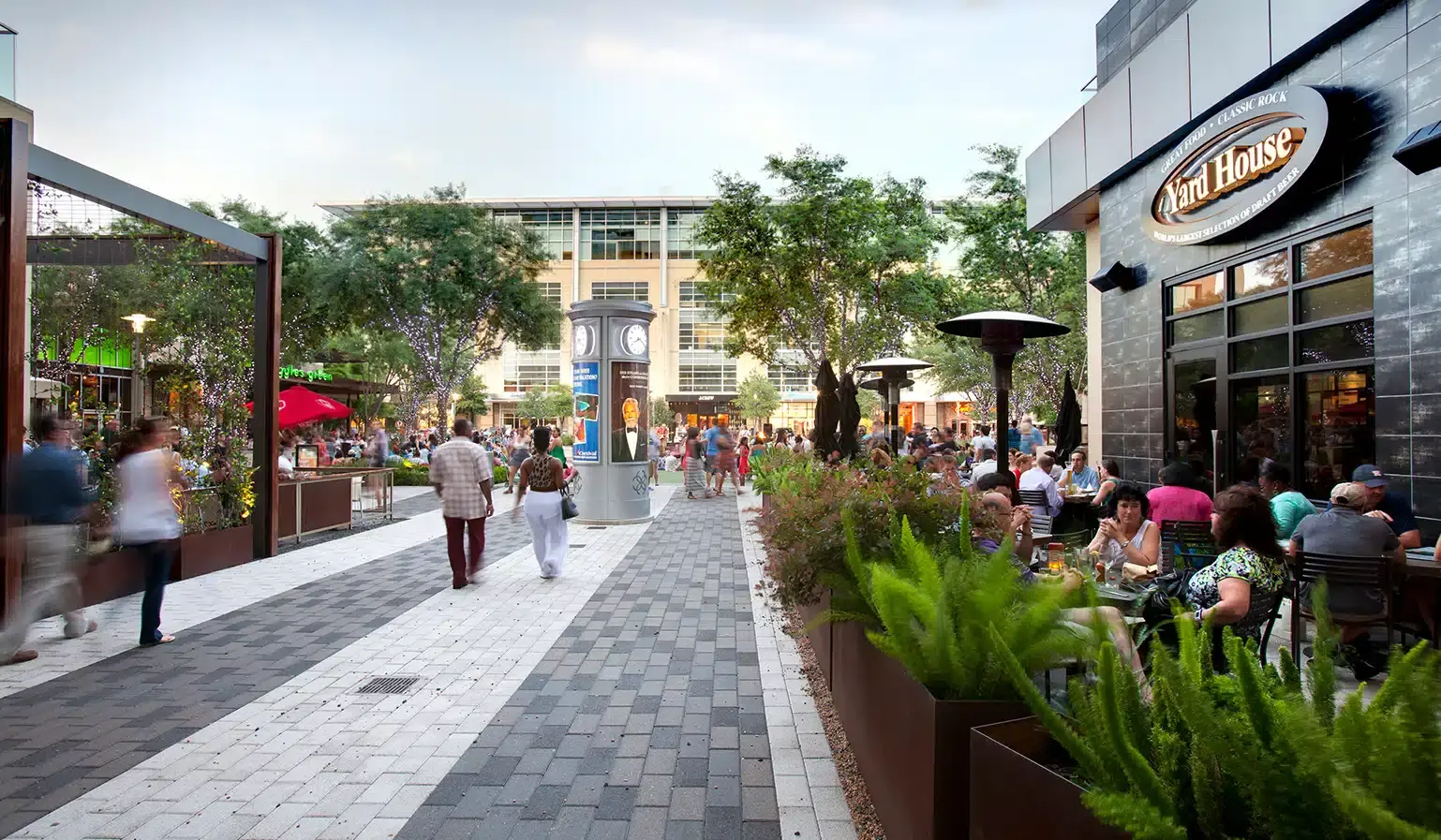 Geniş Park Alanına Sahip Şehir Merkezi Alışveriş Plazası