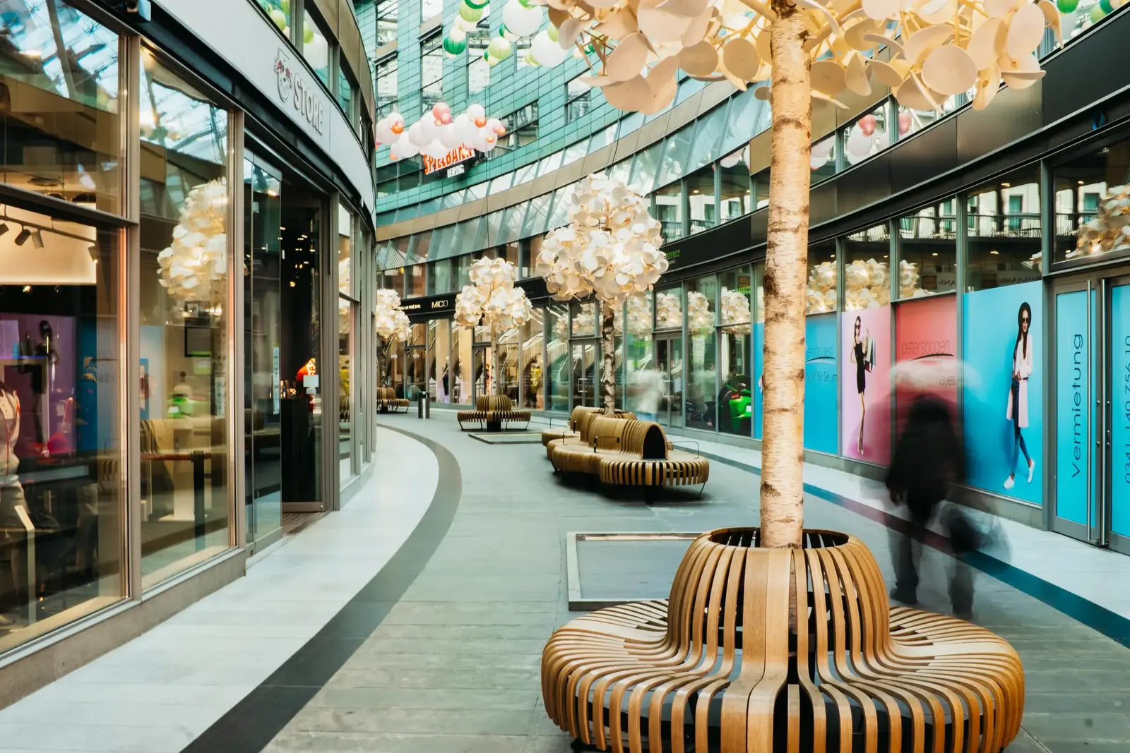 Geniş Park Alanına Sahip Şehir Merkezi Alışveriş Plazası