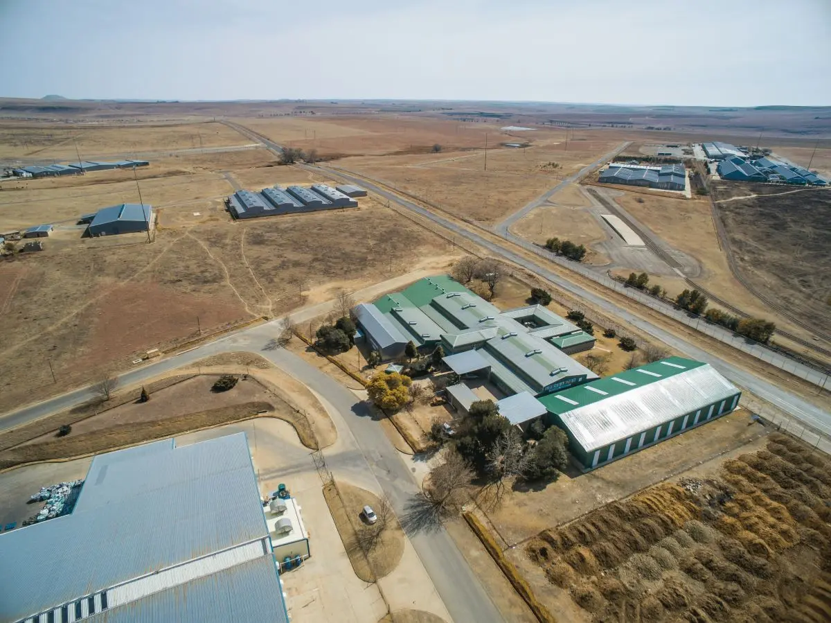 موقع تصنيع مع بنية تحتية قائمة ومناسبة