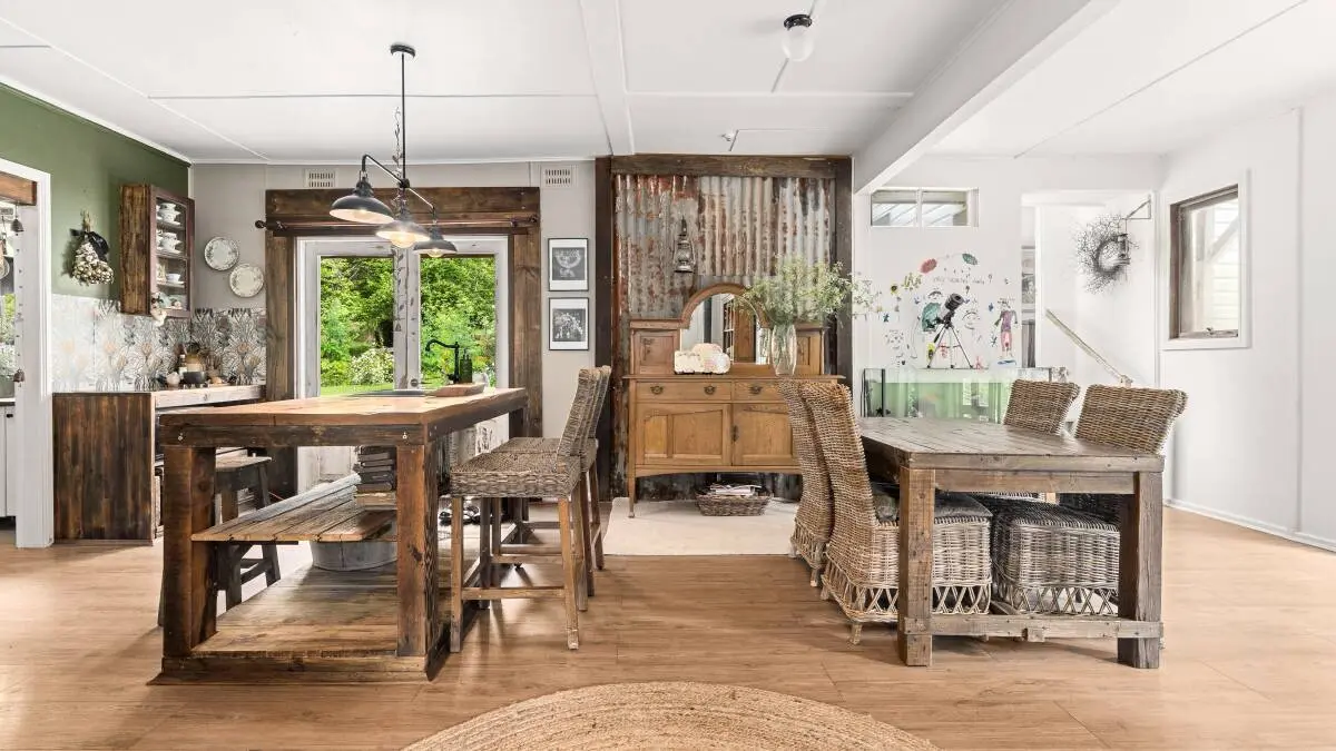 مزرعة ريفية ساحرة تحيط بها مناظر طبيعية وبحيرة