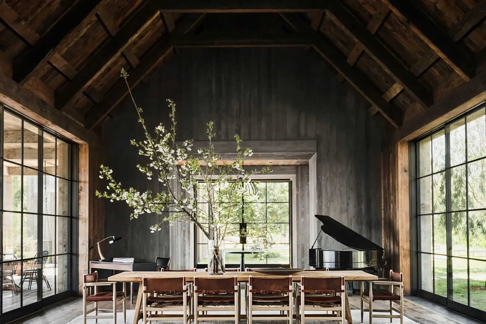 مزرعة ريفية ساحرة تحيط بها مناظر طبيعية وبحيرة