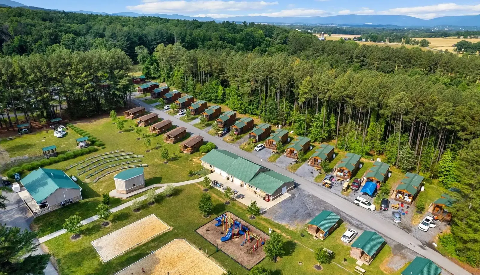 Tesisler ve Parkurlar ile Manzaralı Riad ve Kamp Alanı