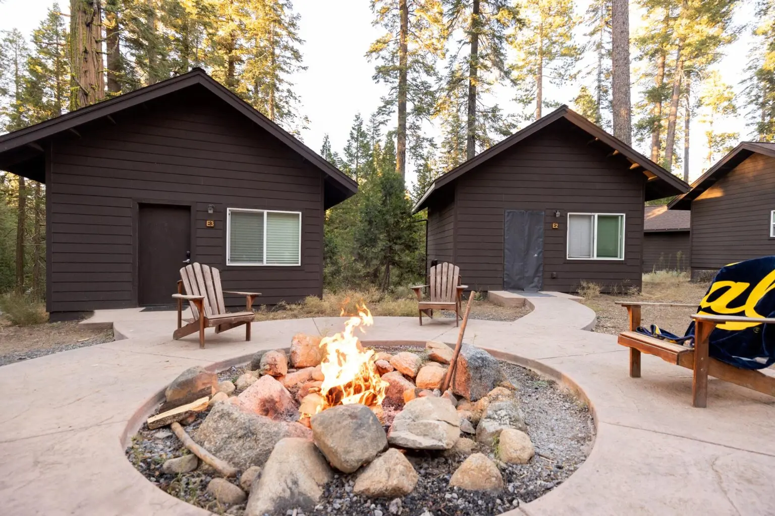 منطقة تخييم جبلية مع أكواخ ومرافق مريحة