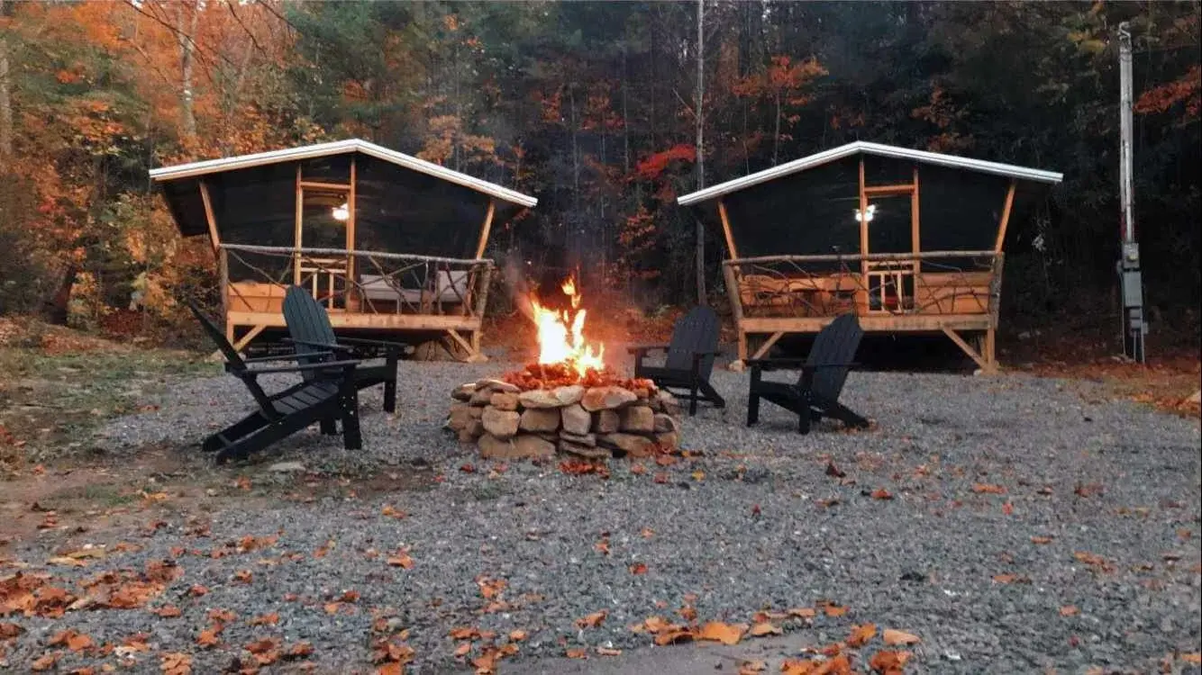 منطقة تخييم جبلية مع أكواخ ومرافق مريحة