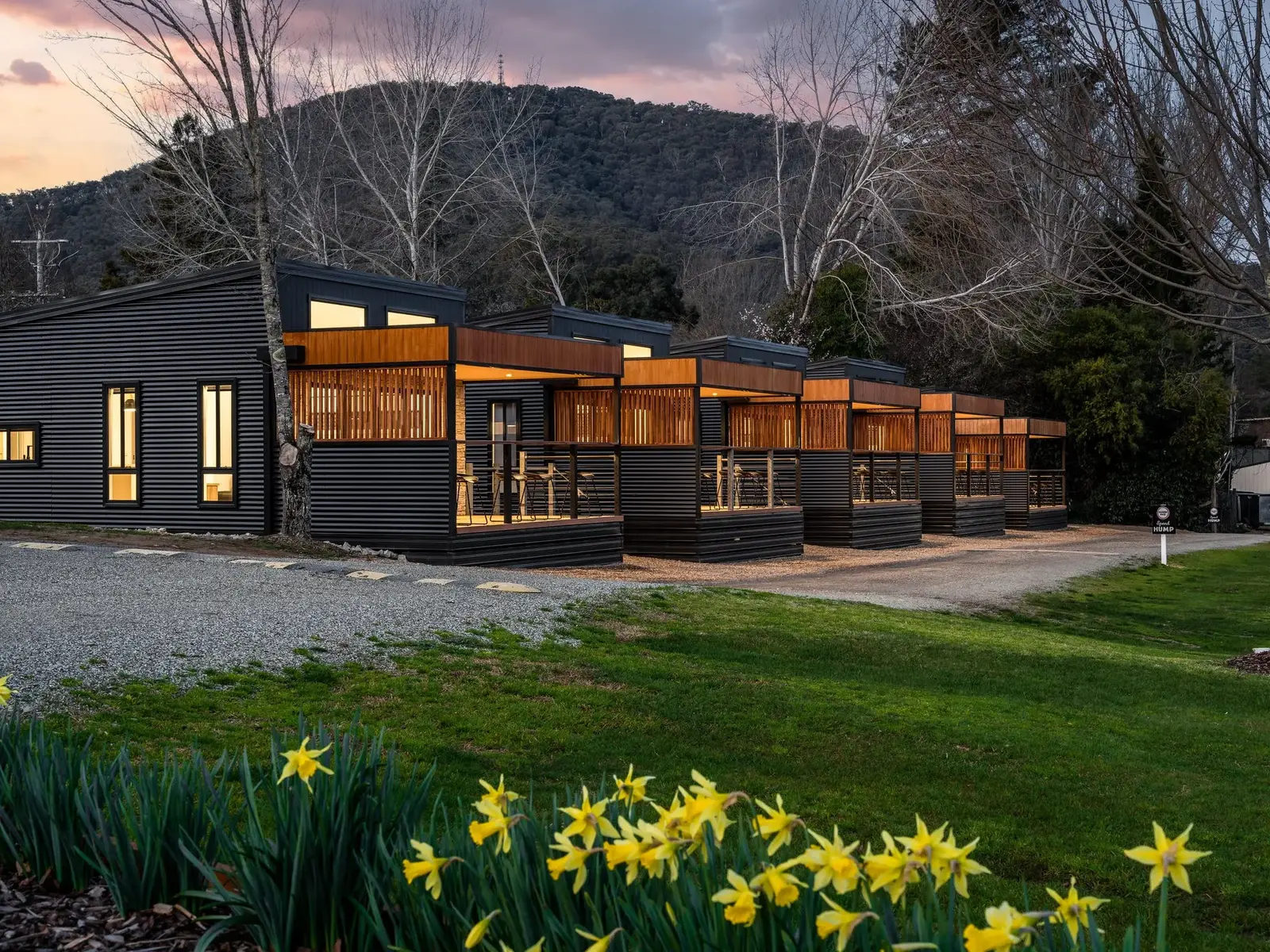 Balık Tutma ve Parkurlarla Nehir Kenarı Kamp Alanı