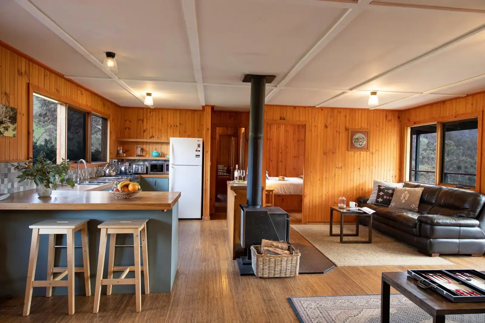 Balık Tutma ve Parkurlarla Nehir Kenarı Kamp Alanı