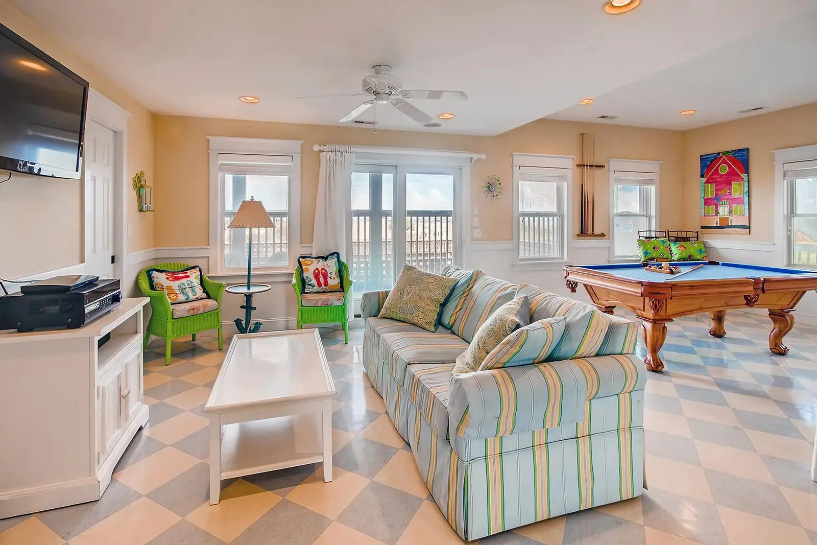 قلعة رائعة تطل على المحيط محاطة بأسوار جميلة