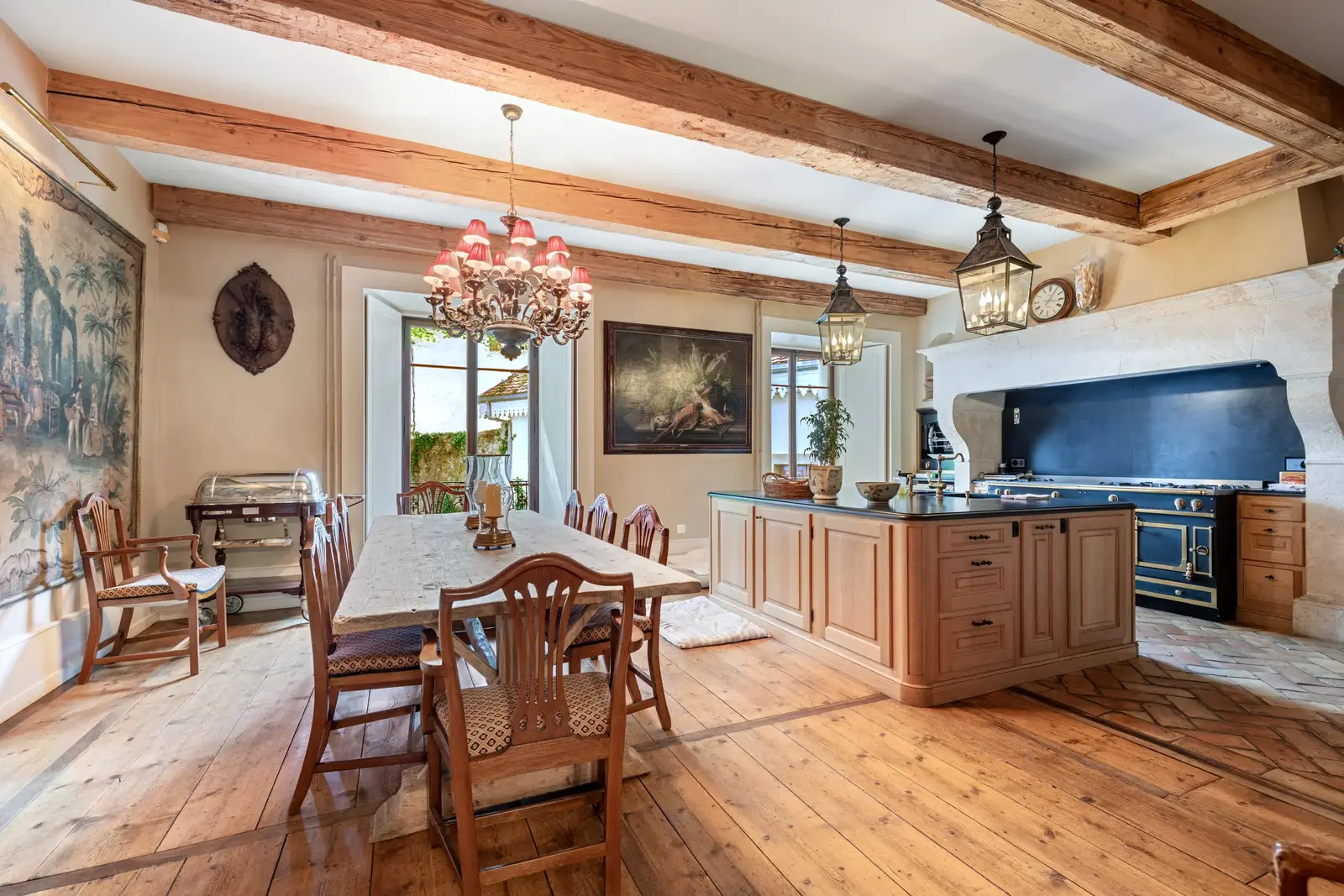 قلعة رائعة تطل على المحيط محاطة بأسوار جميلة