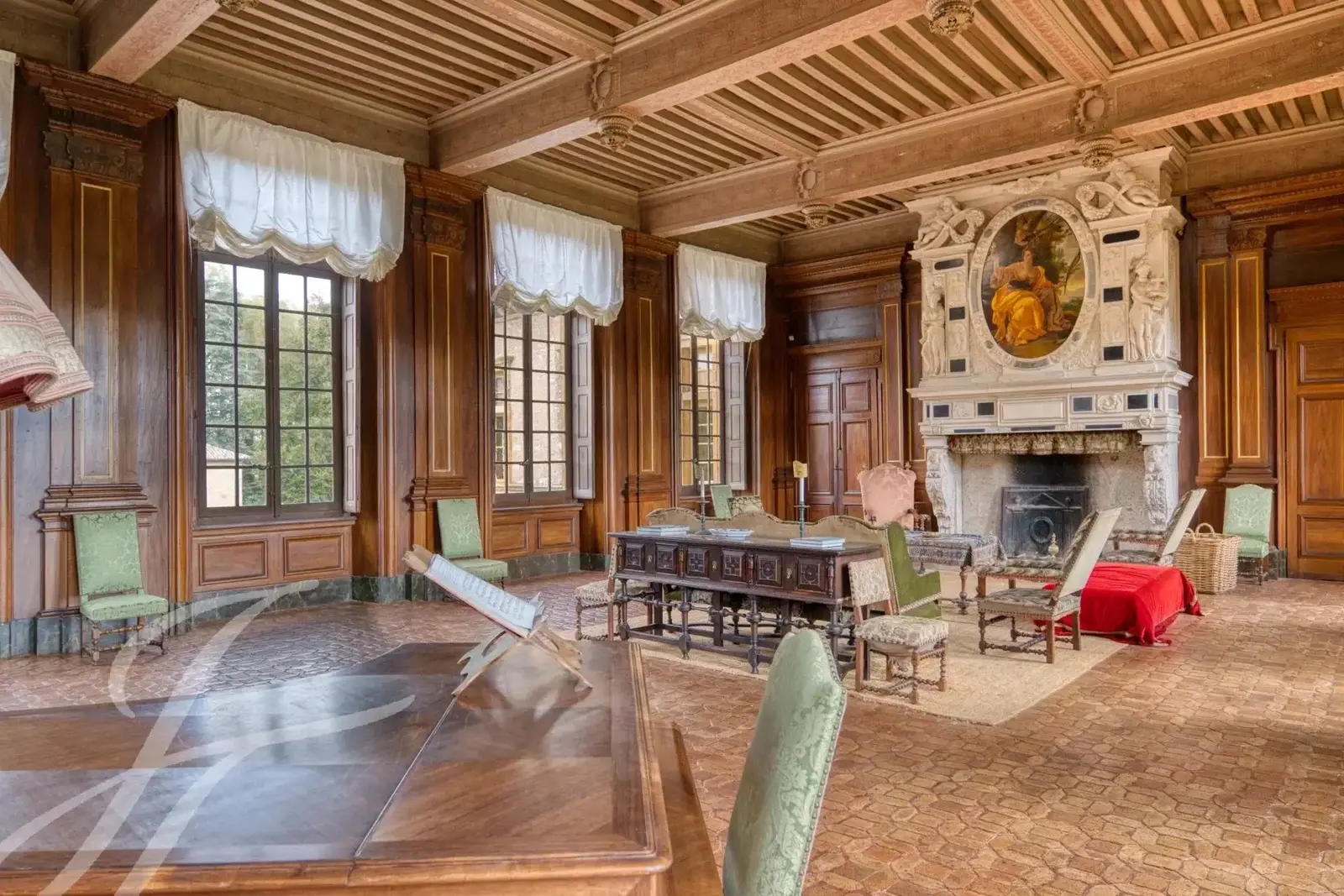 قلعة رائعة تطل على المحيط محاطة بأسوار جميلة