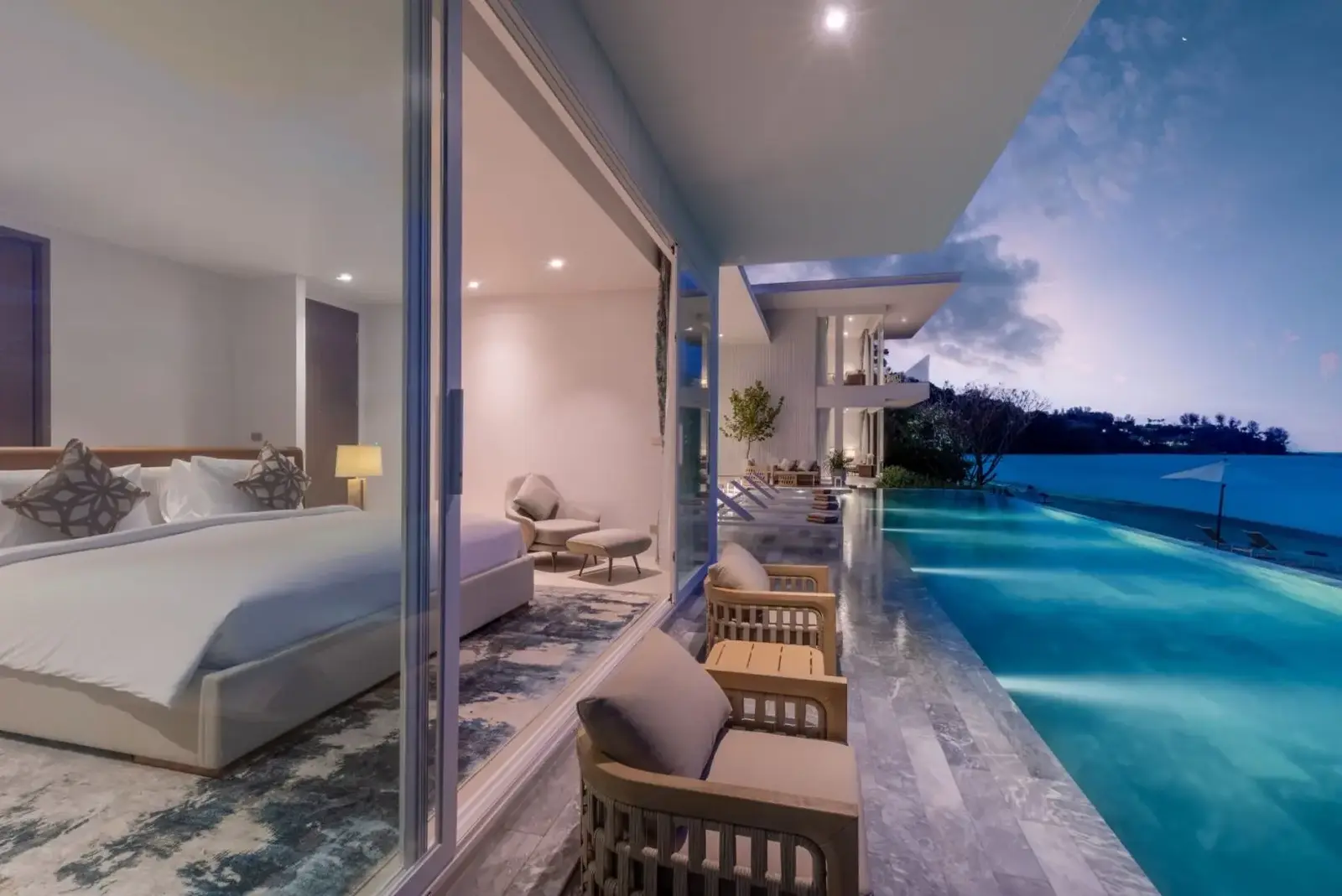 فيلا فاخرة مطلة على المحيط مع مسبح لا متناهي