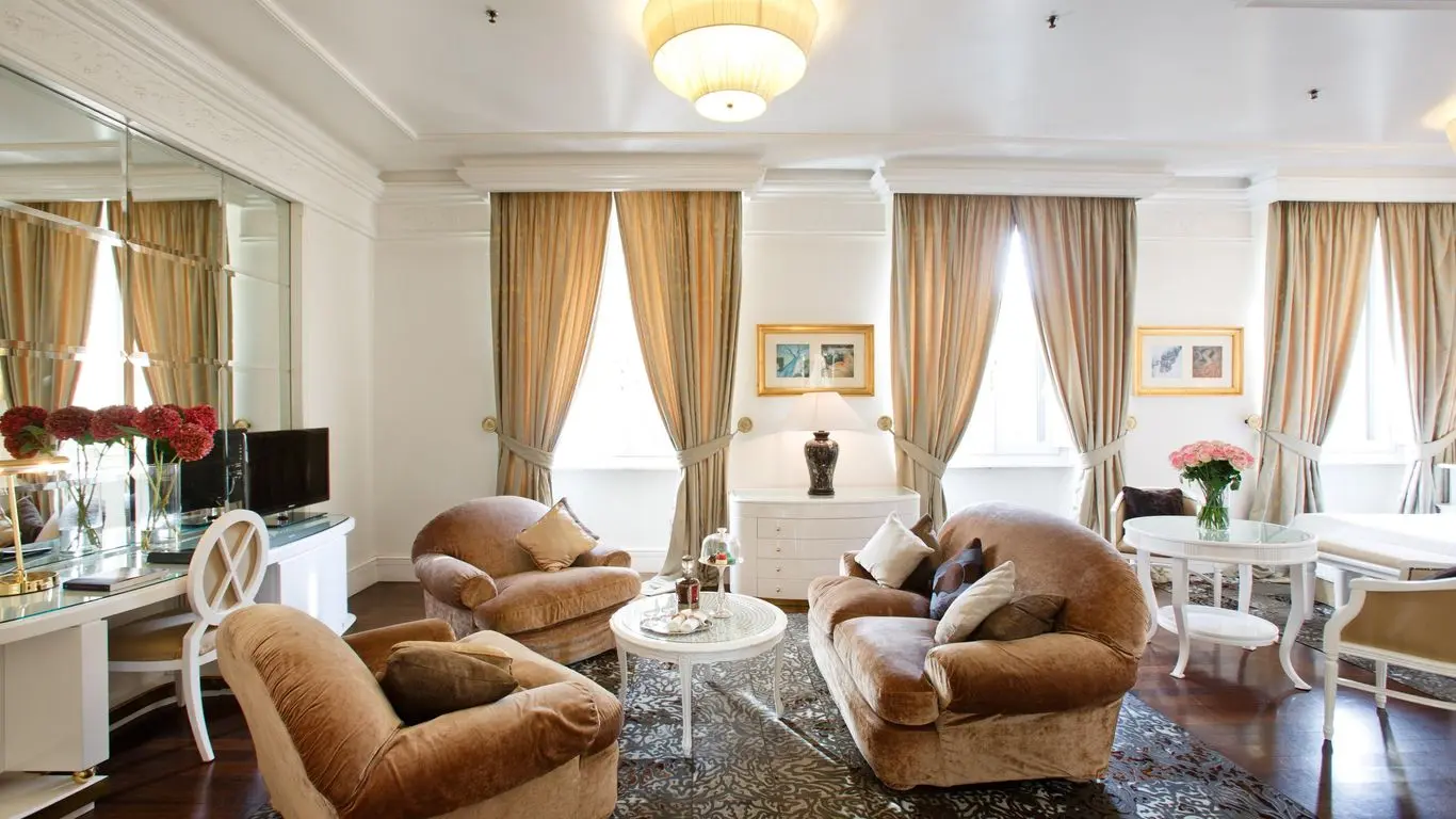 فيلا فاخرة مع وصول خاص إلى الشاطئ الذهبي