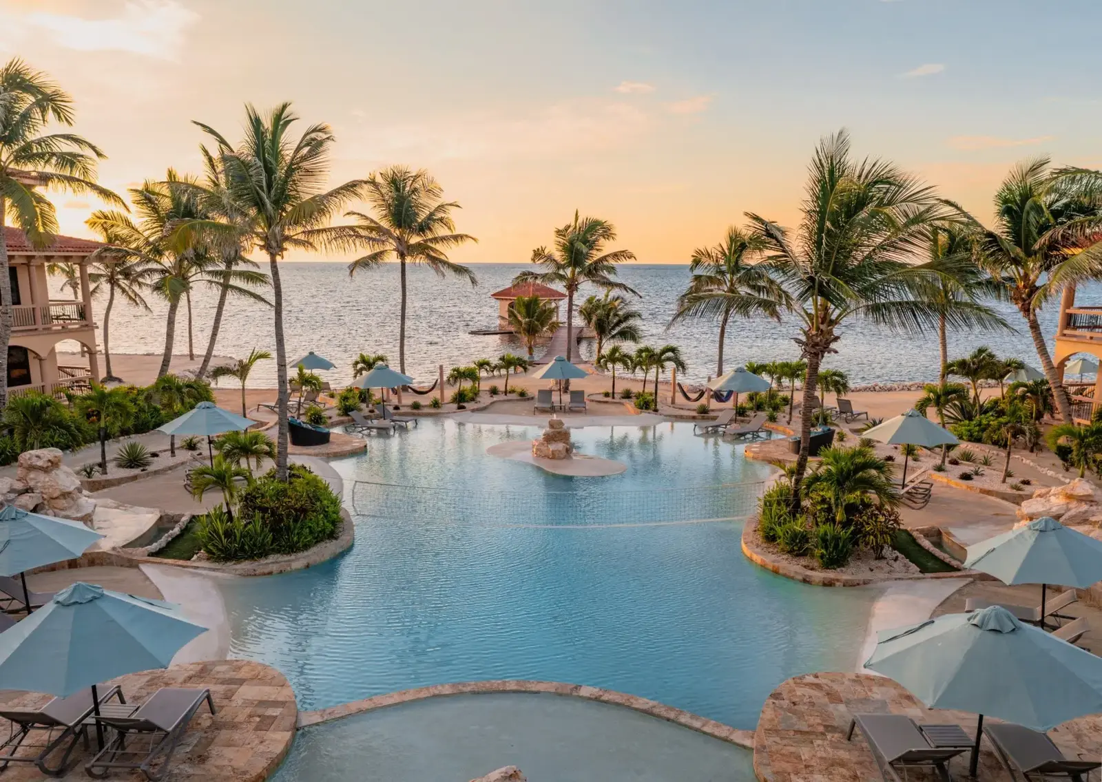 منتجع ساحلي فخم مع خيارات طعام عالمية متعددة