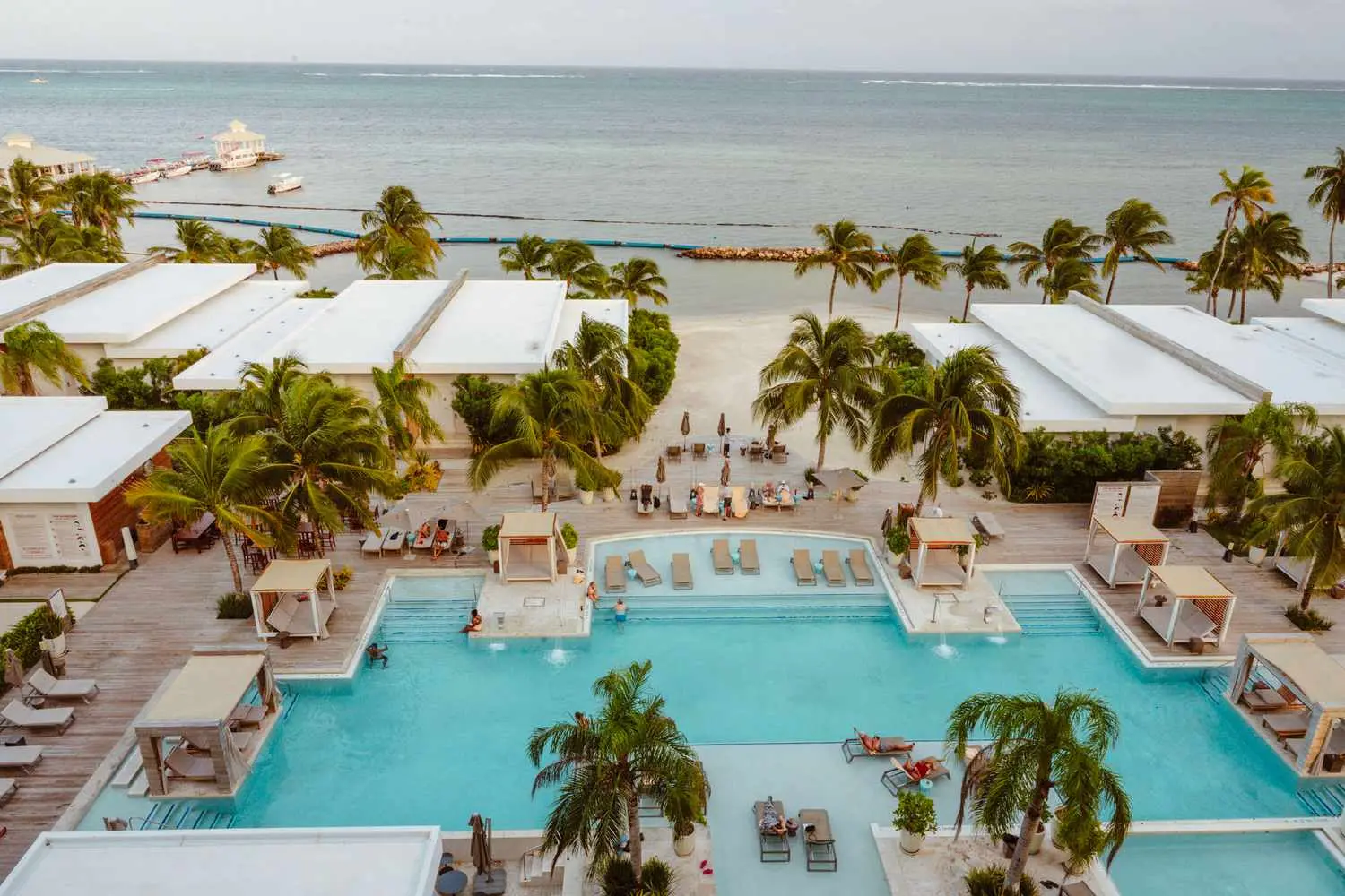 منتجع ساحلي فخم مع خيارات طعام عالمية متعددة