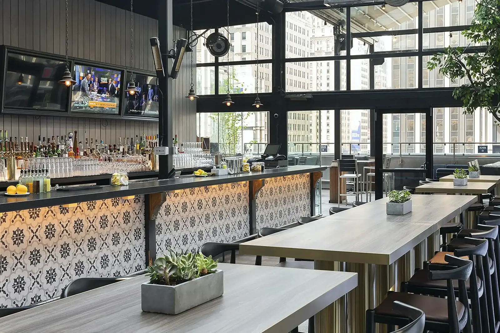 فندق حضري راقٍ مع بار على السطح وإطلالات بانورامية