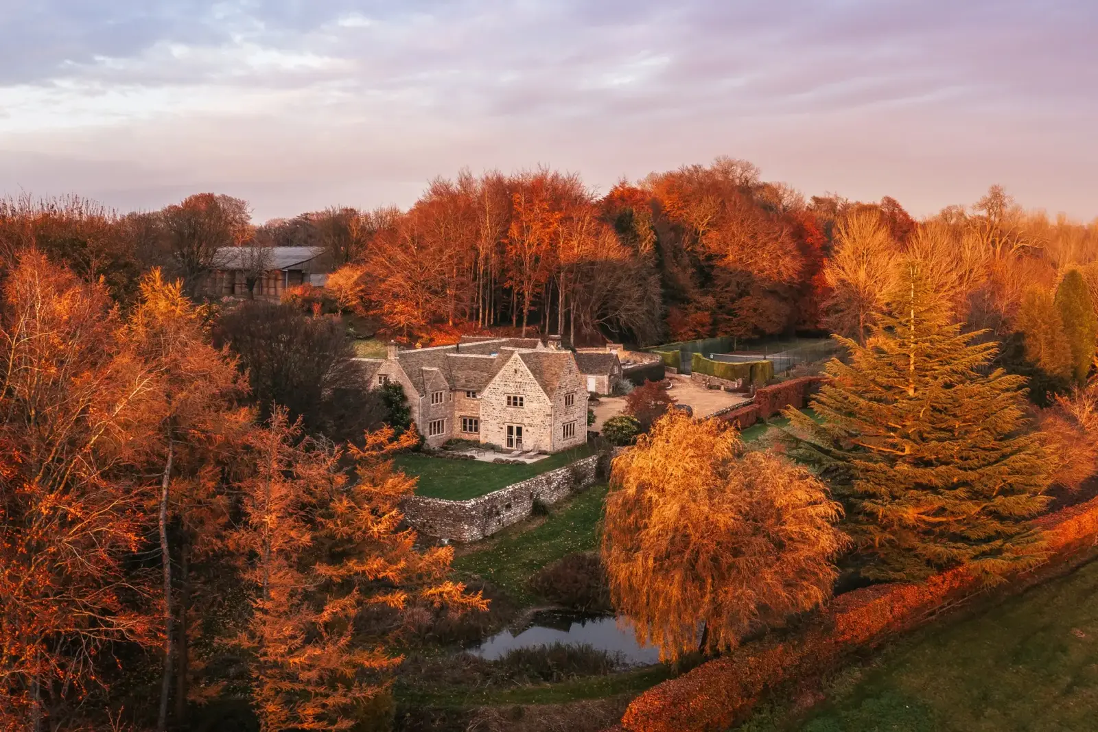 دار ضيافة ريفية جميلة محاطة بالحقول الخضراء