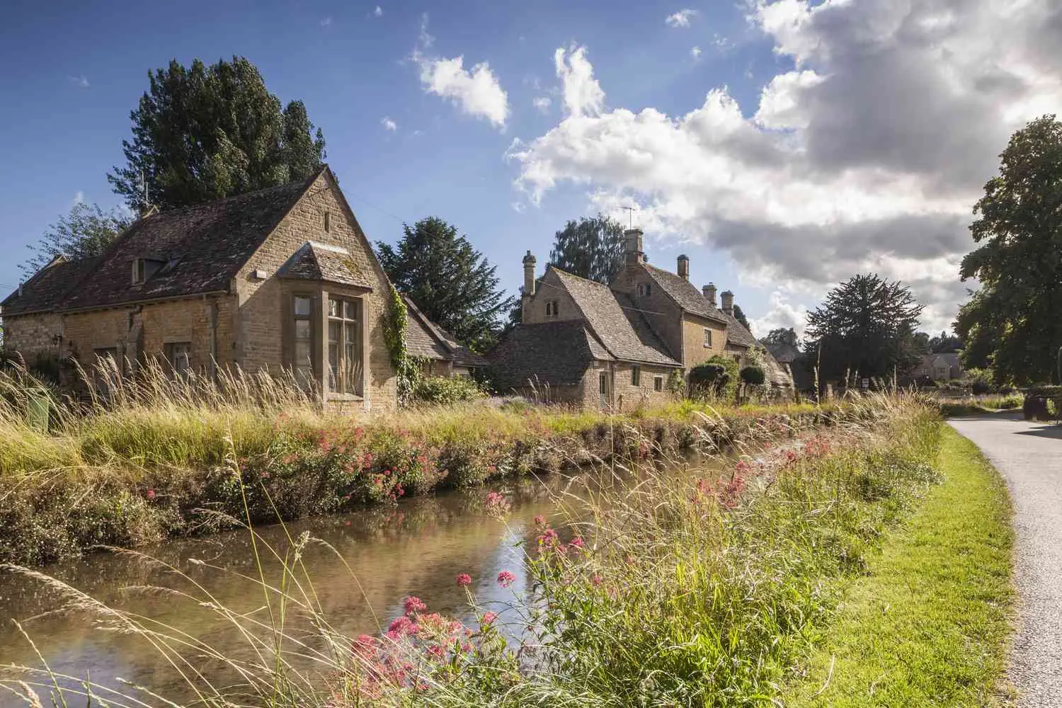 Alanlarla Çevrili Sıradan Kırsal Misafir Evi