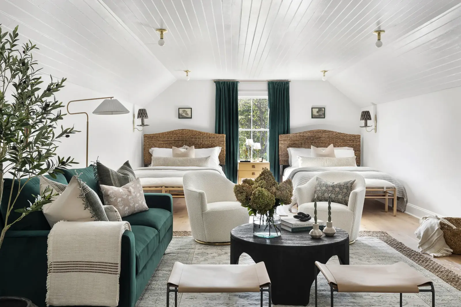 Alanlarla Çevrili Sıradan Kırsal Misafir Evi