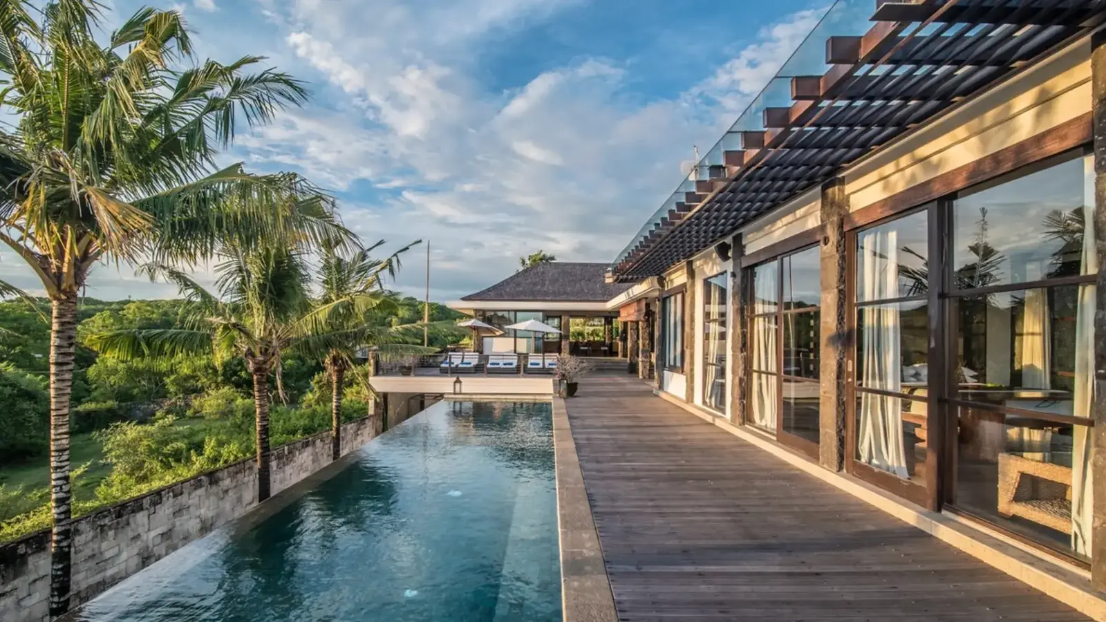 دار ضيافة ساحلية فاخرة مع شاطئ خاص للاسترخاء