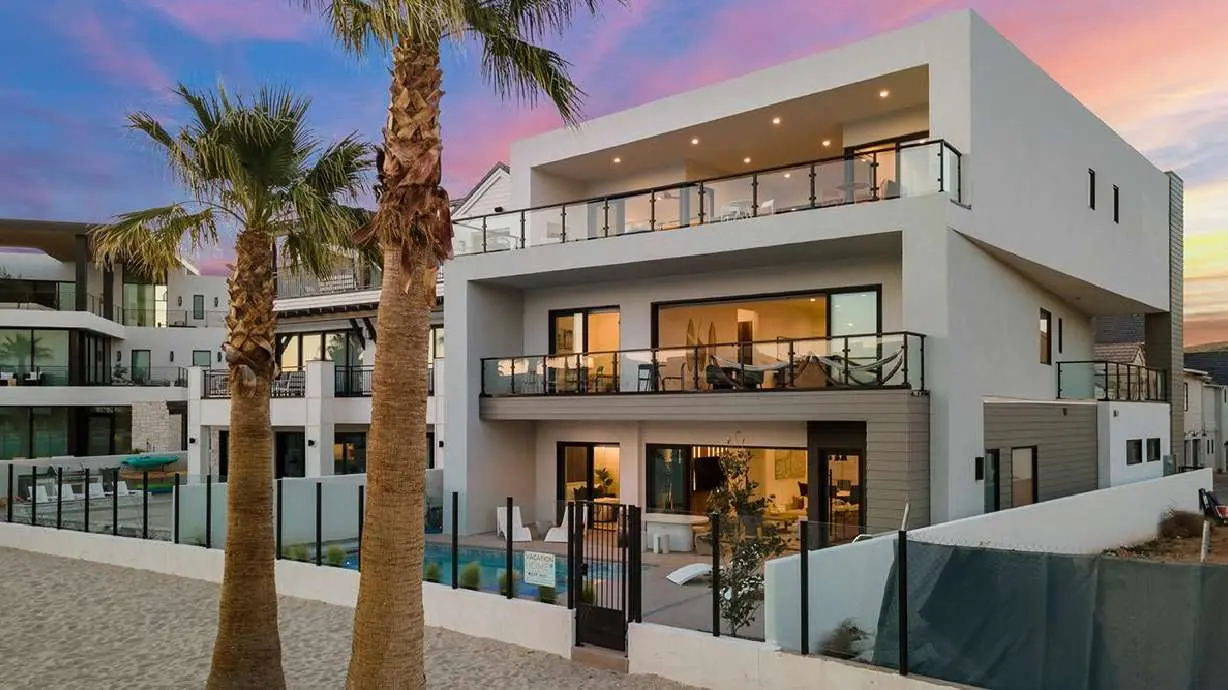 Dış Mekan Teraslı Sıcak Denize Sıfır Tatil Evi