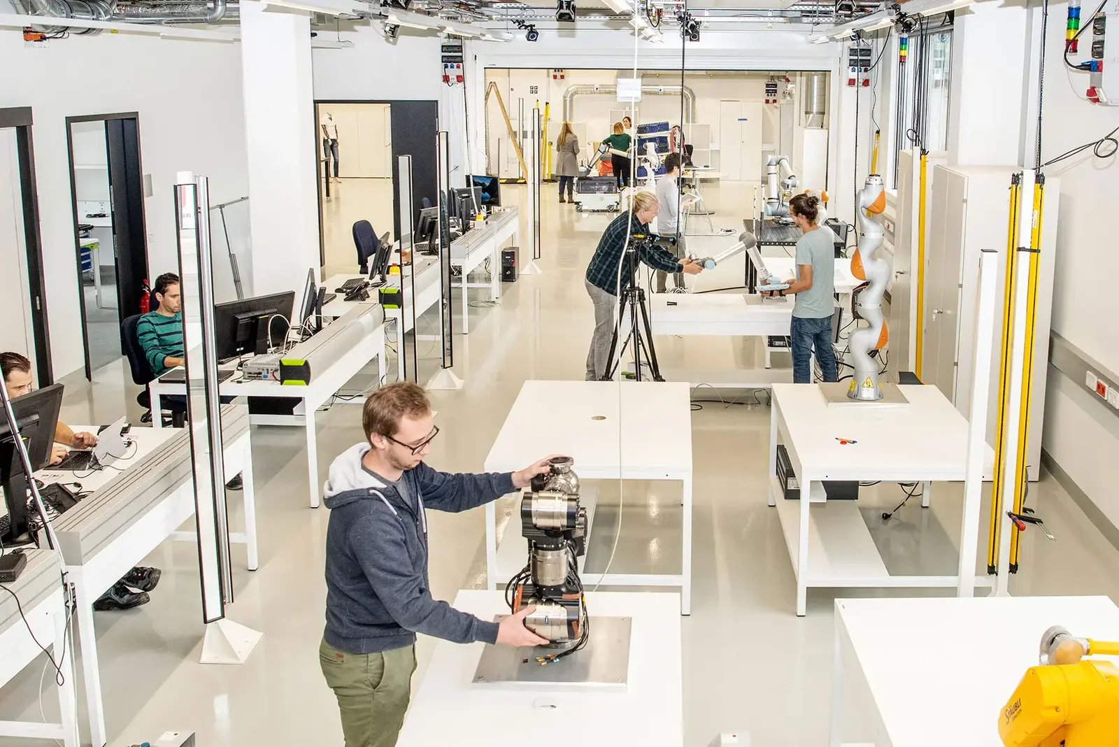 Laboratuvarlarla Donatılmış Gelişmiş Robotik Araştırma Merkezi