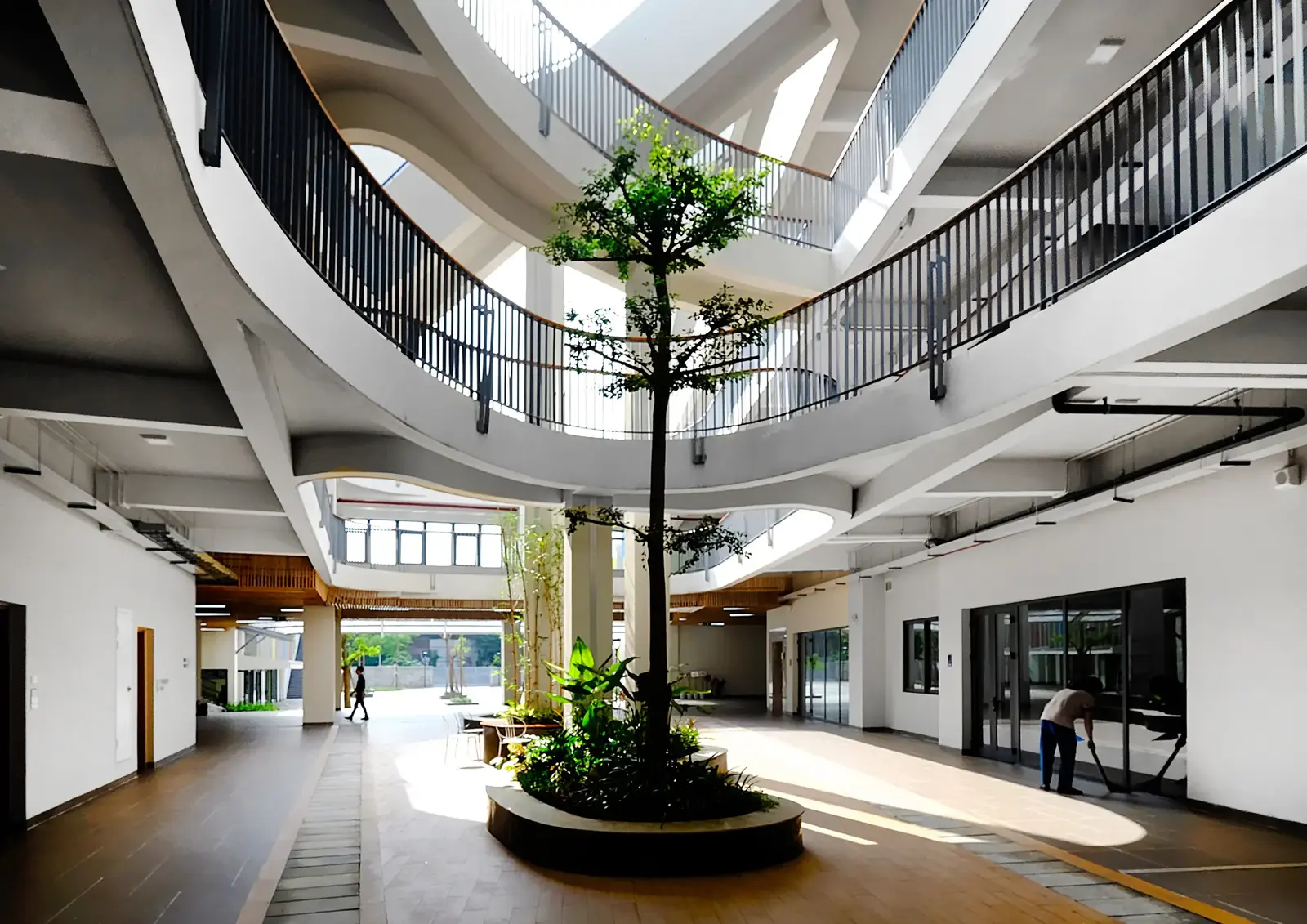 Spor Kompleksi ile Donatılmış Son Teknoloji Lise