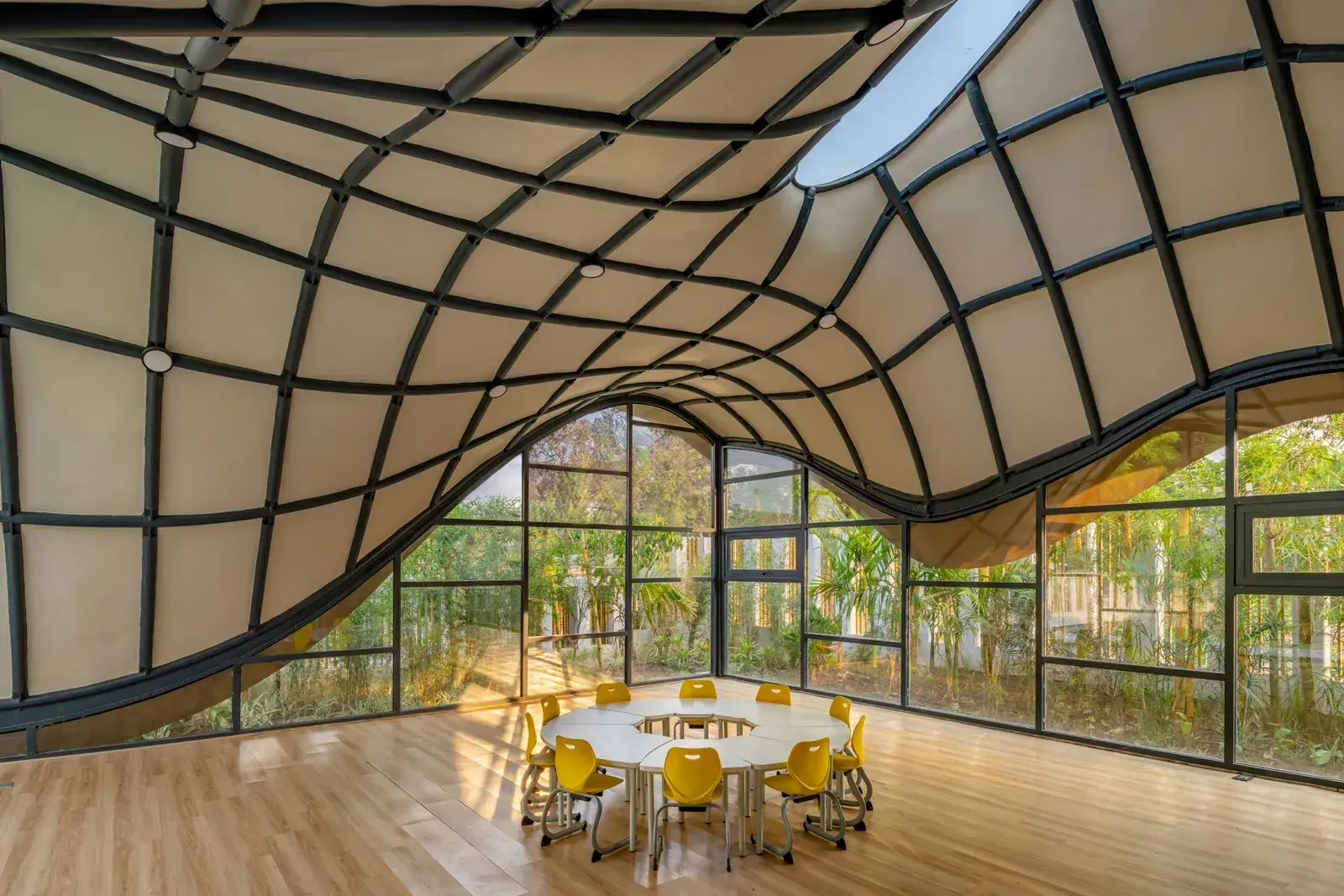 Spor Kompleksi ile Donatılmış Son Teknoloji Lise