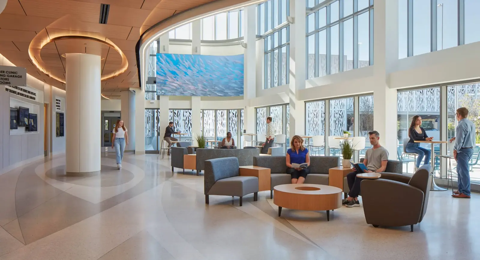 مستشفى حديث مجهز بخدمات الطوارئ