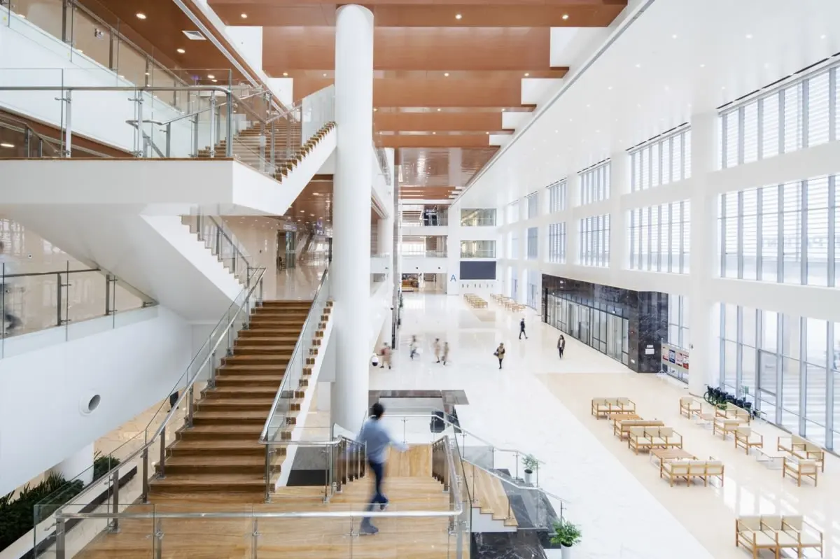 مستشفى حديث مجهز بخدمات الطوارئ