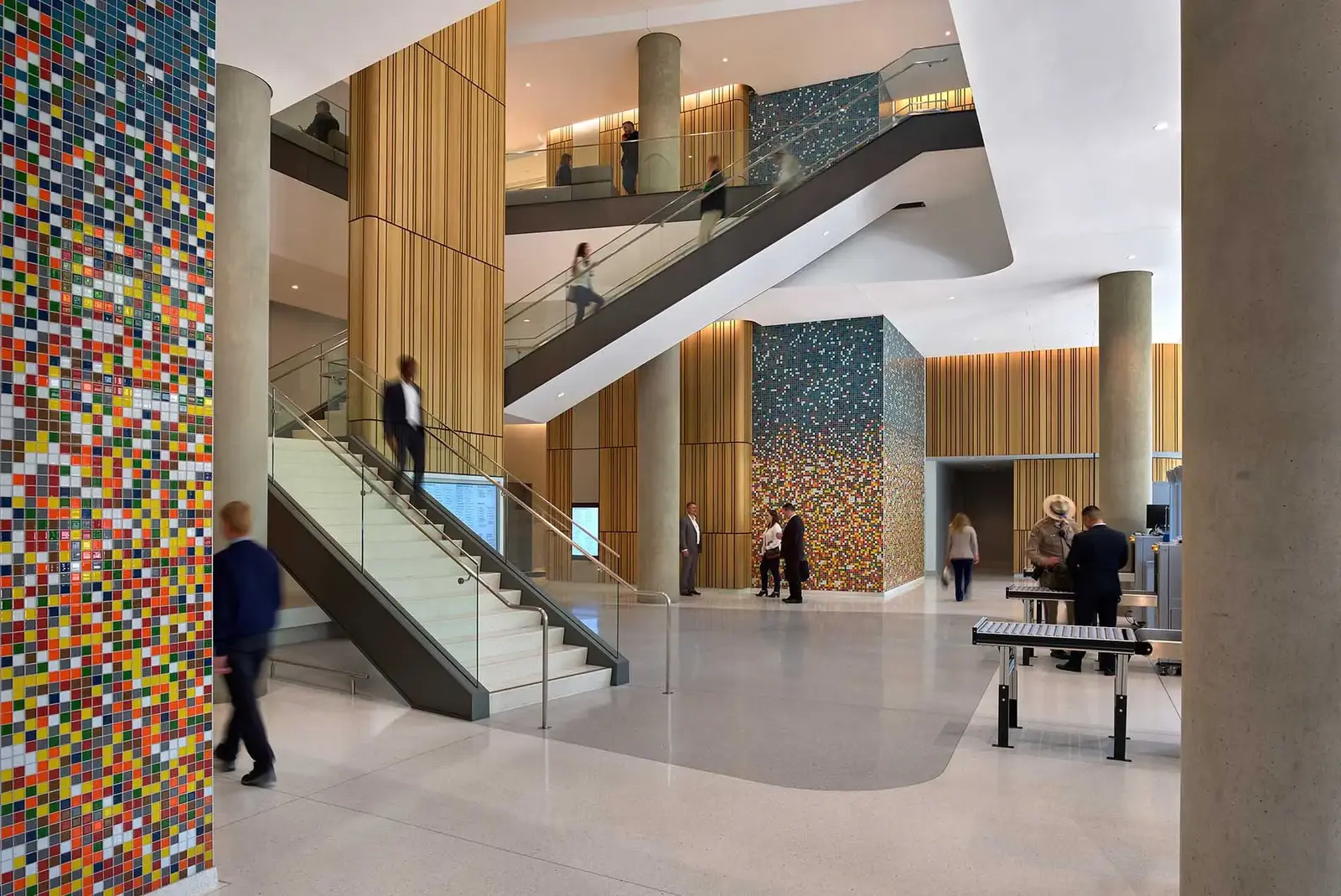 مبنى حكومي حديث بتصميم صديق للبيئة