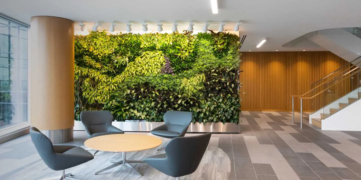 مبنى حكومي تاريخي يتميز بالعمارة الكلاسيكية