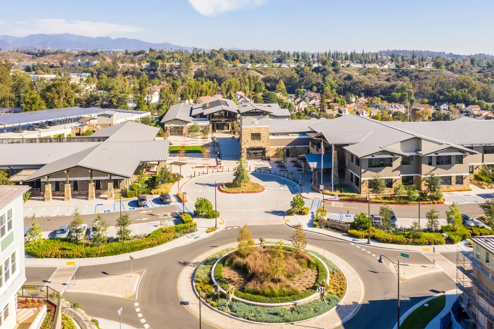 مركز مدني مجتمعي يقدم خدمات عامة متكاملة