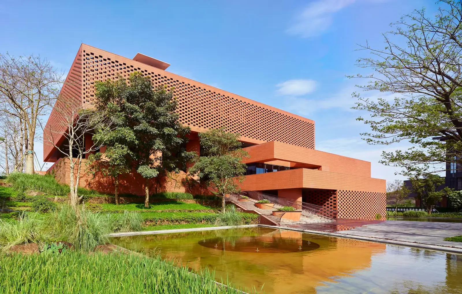 قاعة مدينة مبتكرة تضم مساحات مفتوحة