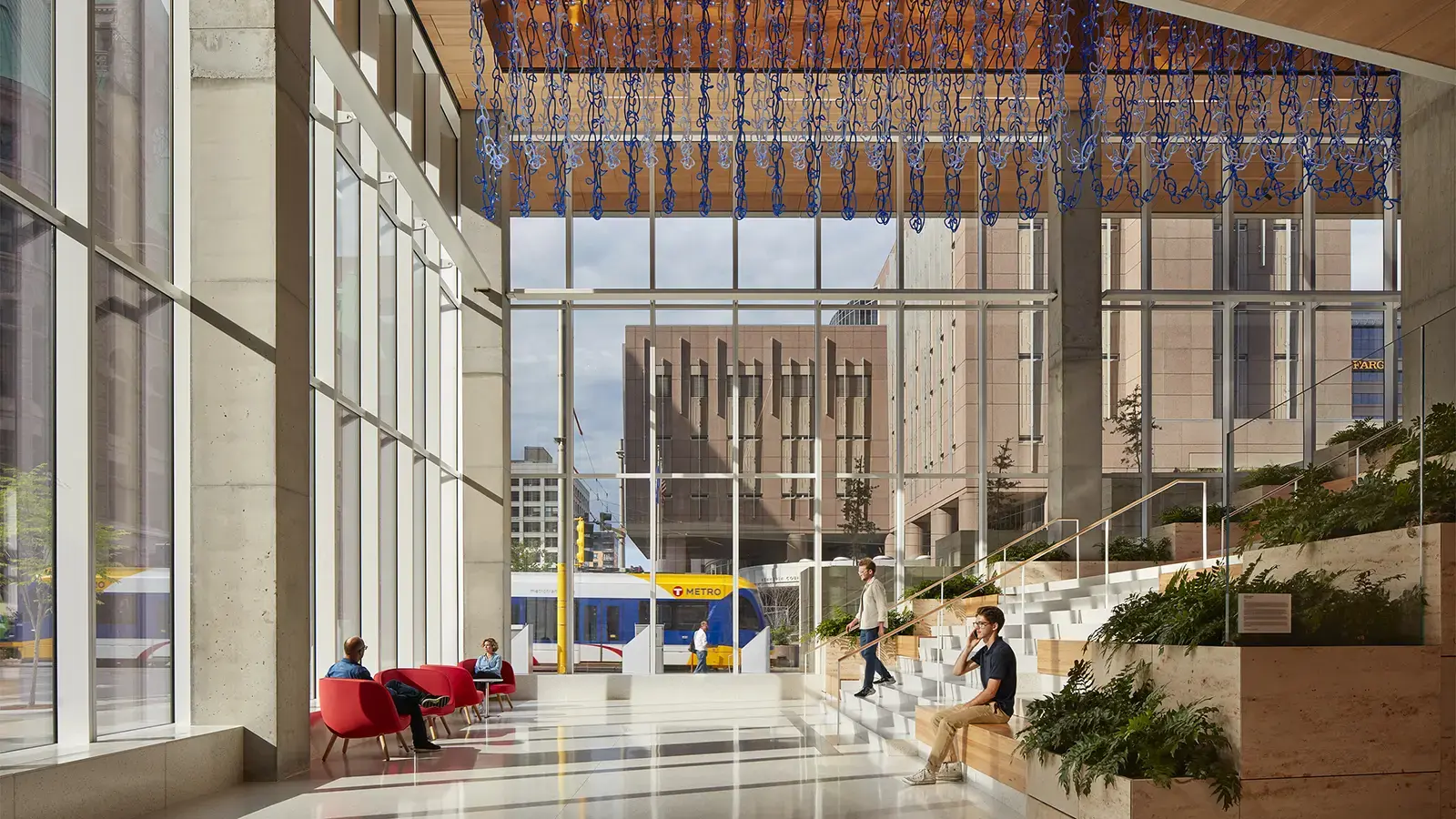 قاعة مدينة مبتكرة تضم مساحات مفتوحة