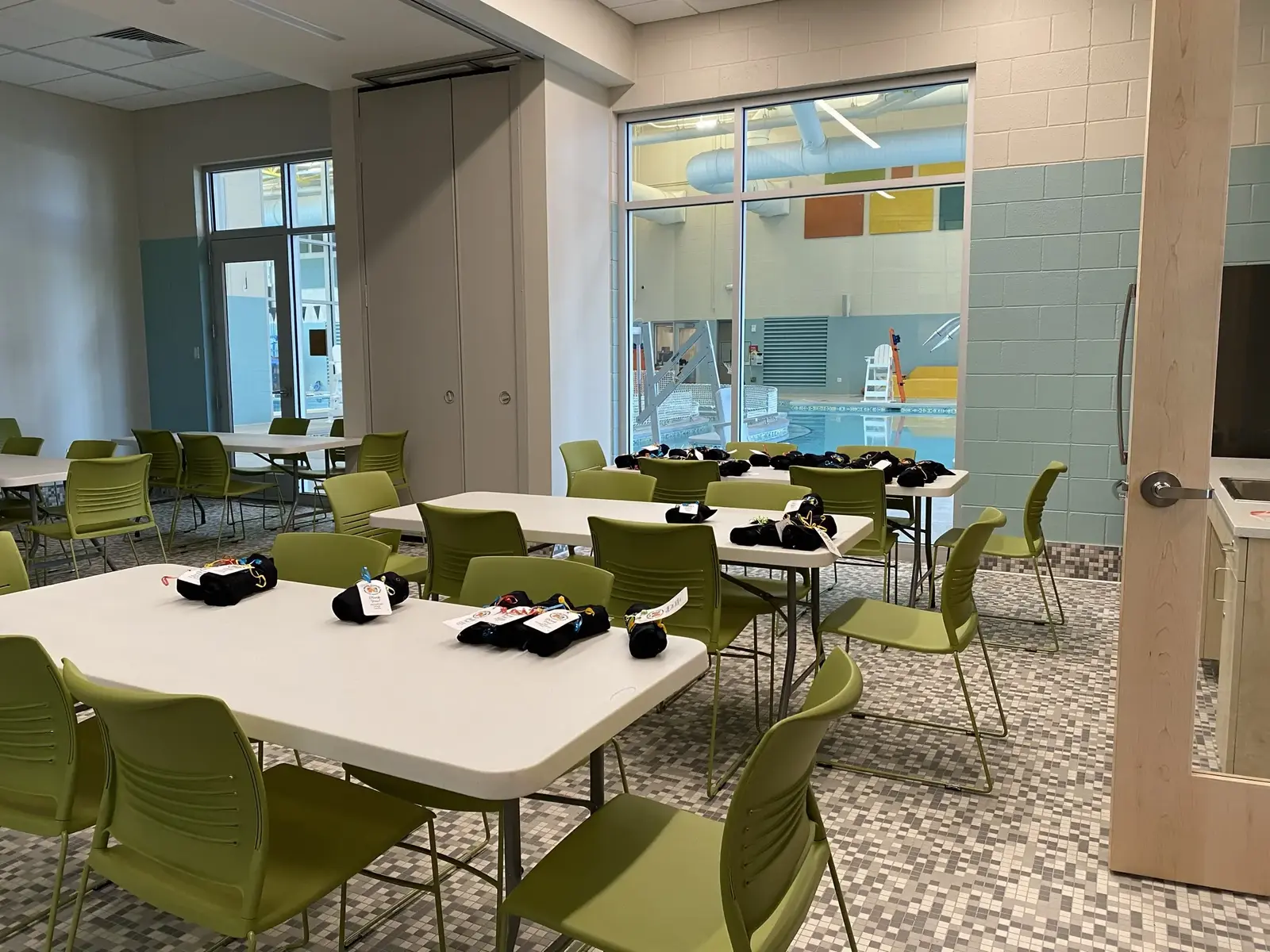 مركز مدني مبتكر مع مساحات خضراء ومرافق ترفيهية